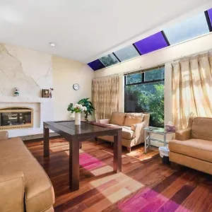 https://stylish-central-retreat-steps-from-local-attractions.vancouver-hotels-bc.net